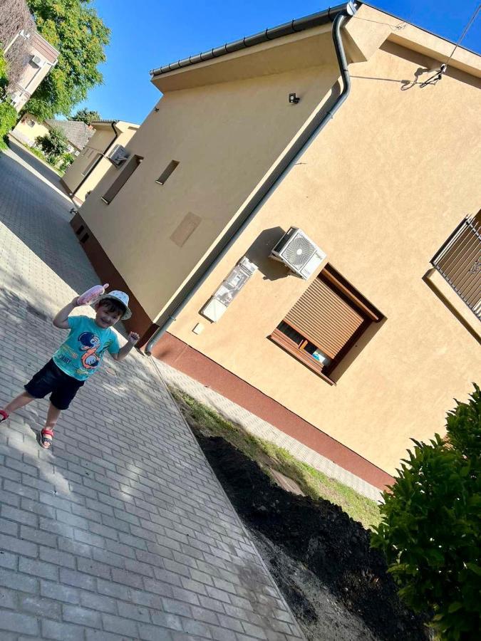 Zsuzsa Apartman Hajdúszoboszló Exterior foto